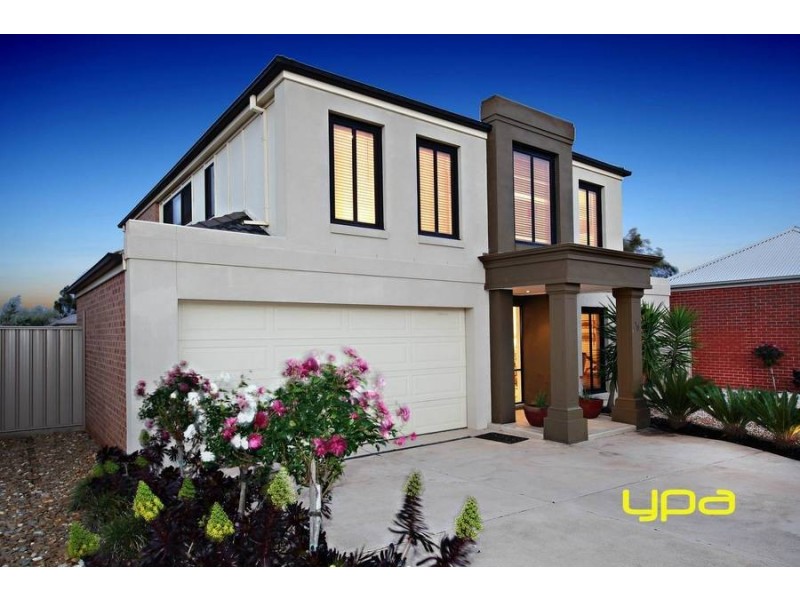 18 Braeside Walk, Caroline Springs VIC 3023