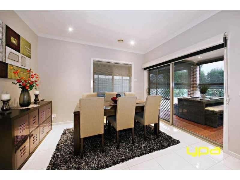 8 Liriope Green, Caroline Springs VIC 3023