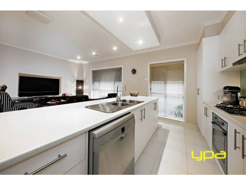 8 Liriope Green, Caroline Springs VIC 3023