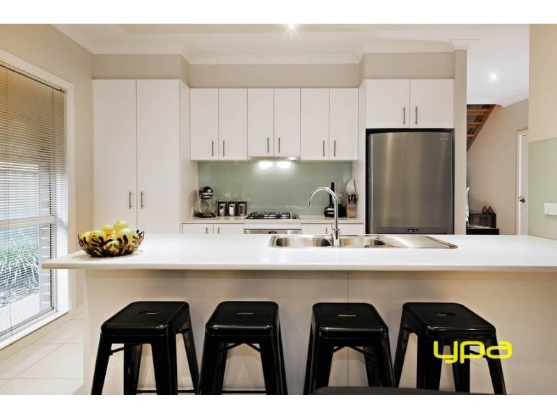 8 Liriope Green, Caroline Springs VIC 3023