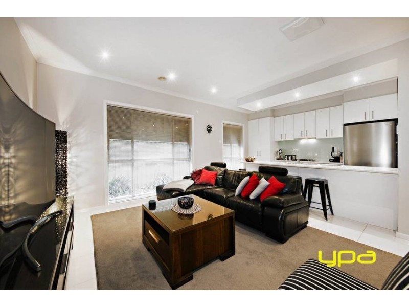 8 Liriope Green, Caroline Springs VIC 3023