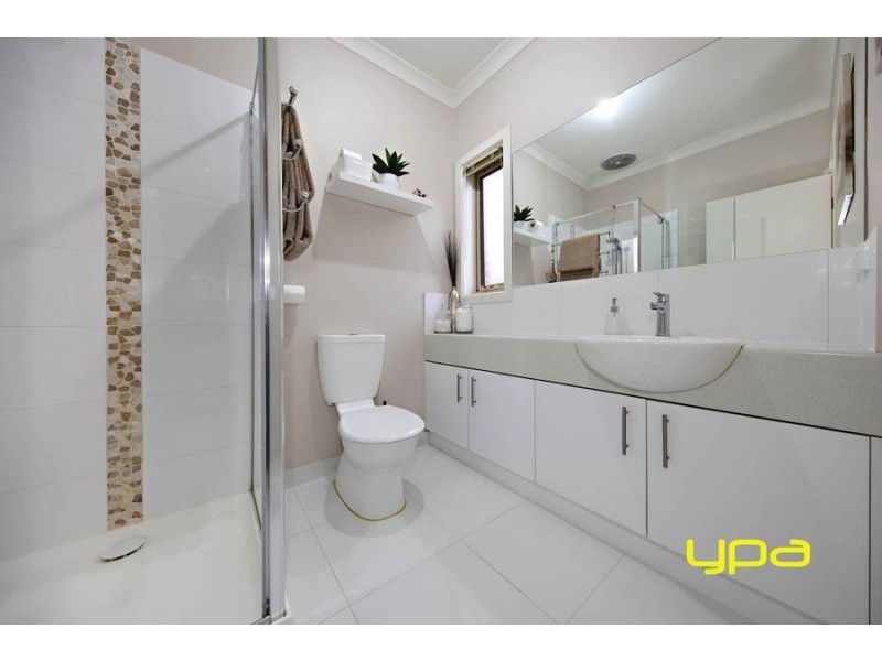 8 Liriope Green, Caroline Springs VIC 3023