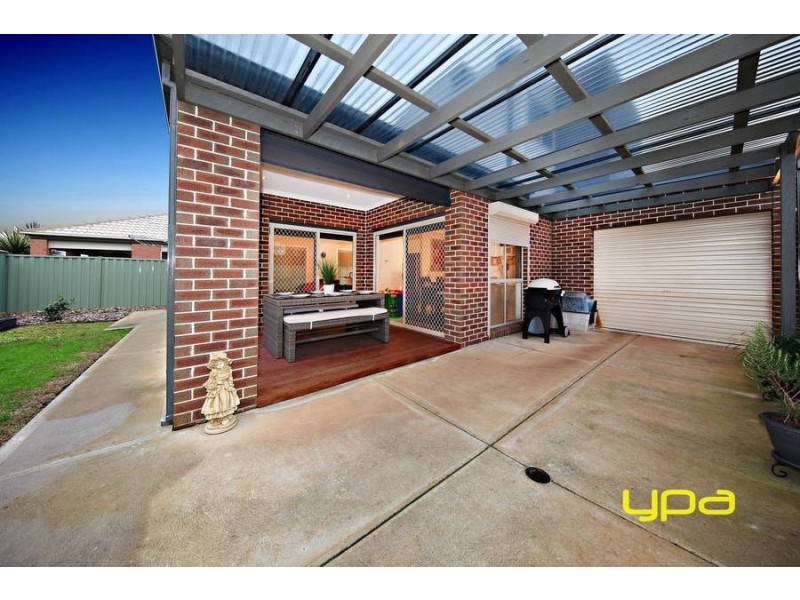 8 Liriope Green, Caroline Springs VIC 3023