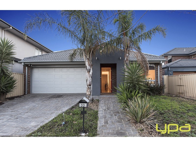 33 The Avenue, Caroline Springs VIC 3023