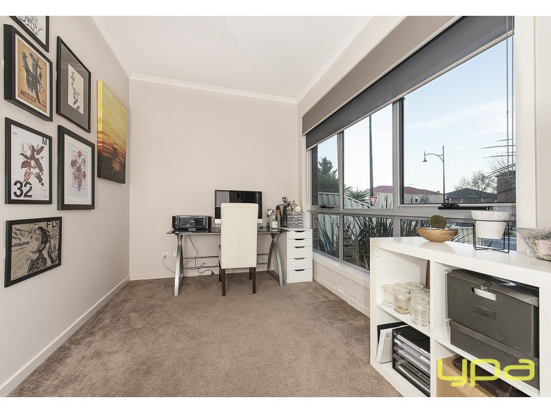 33 The Avenue, Caroline Springs VIC 3023