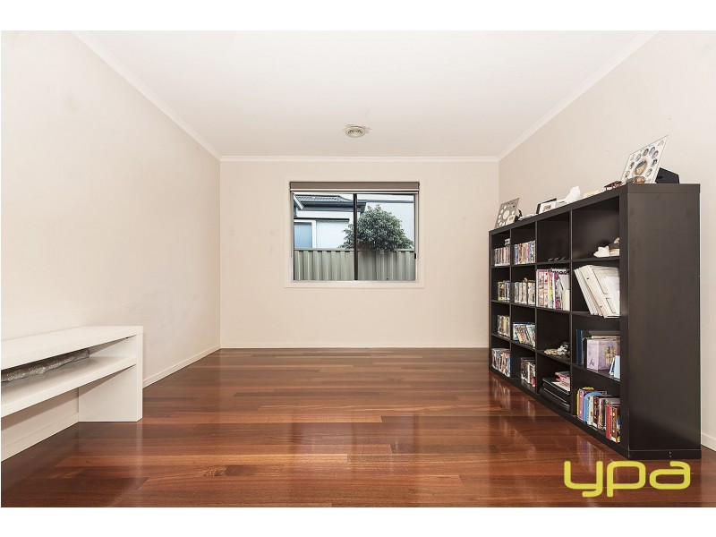 33 The Avenue, Caroline Springs VIC 3023