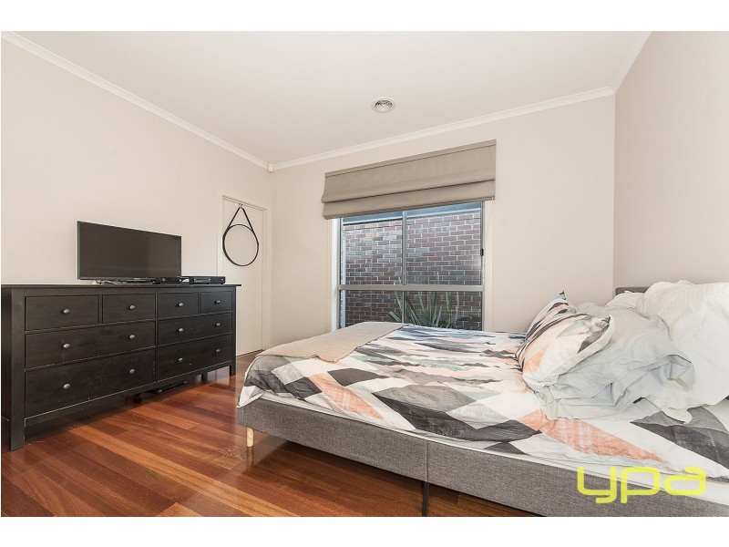 33 The Avenue, Caroline Springs VIC 3023