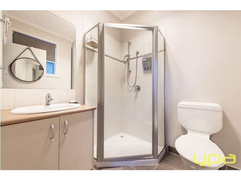 33 The Avenue, Caroline Springs VIC 3023