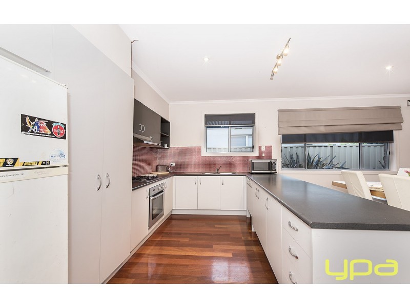 33 The Avenue, Caroline Springs VIC 3023