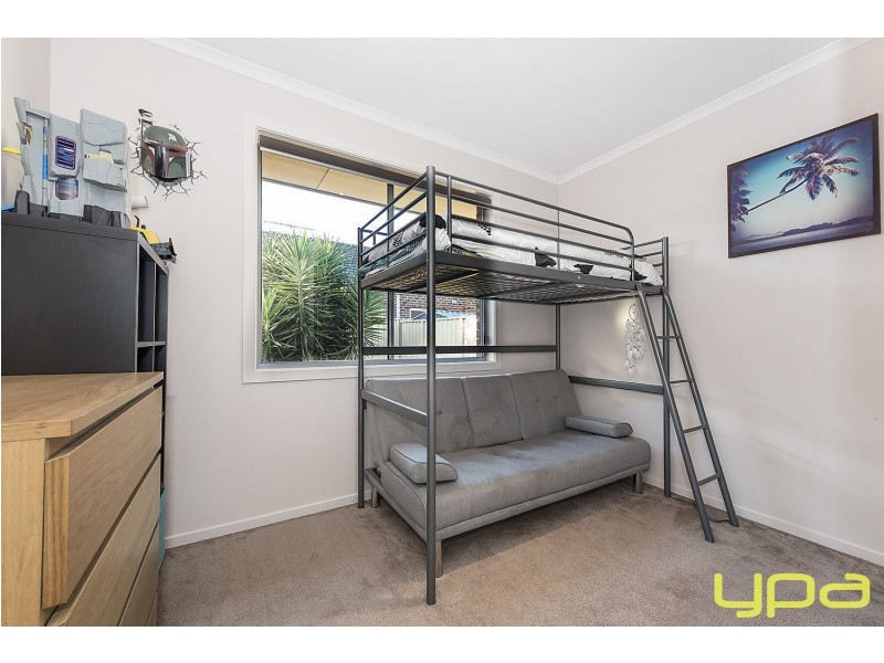 33 The Avenue, Caroline Springs VIC 3023