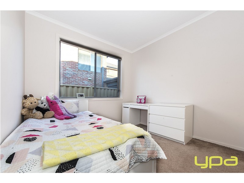 33 The Avenue, Caroline Springs VIC 3023