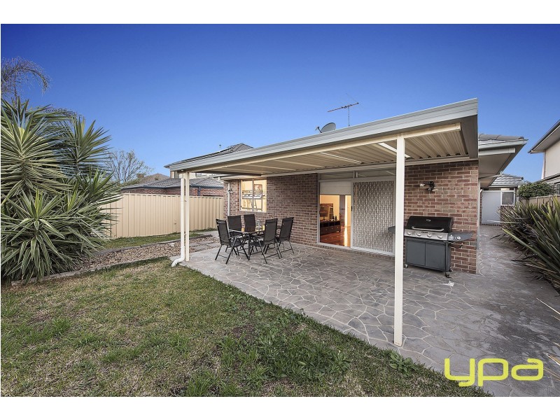 33 The Avenue, Caroline Springs VIC 3023