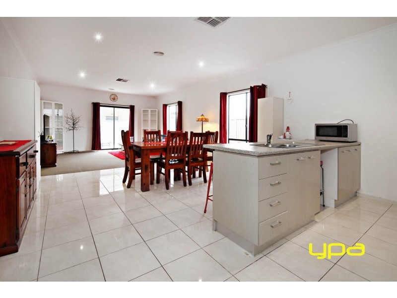 7 Mclaren Chase, Caroline Springs VIC 3023