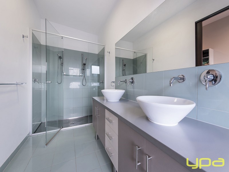 20 Kings Domain, Caroline Springs VIC 3023