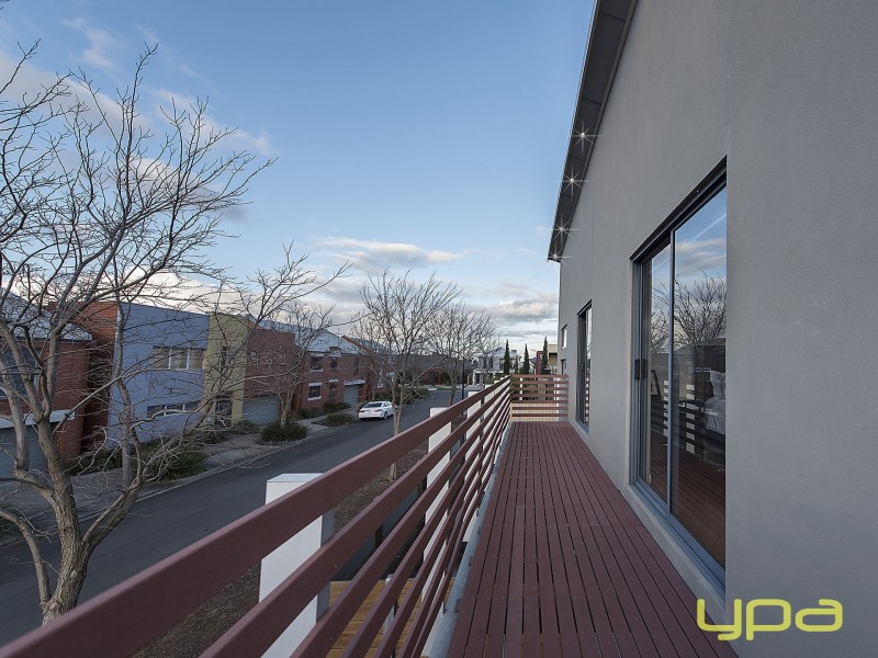 20 Kings Domain, Caroline Springs VIC 3023