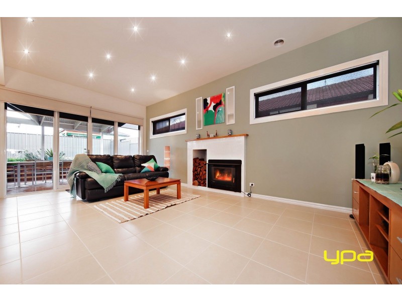 24 Olsen Retreat, Caroline Springs VIC 3023