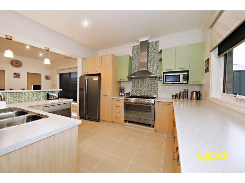 24 Olsen Retreat, Caroline Springs VIC 3023