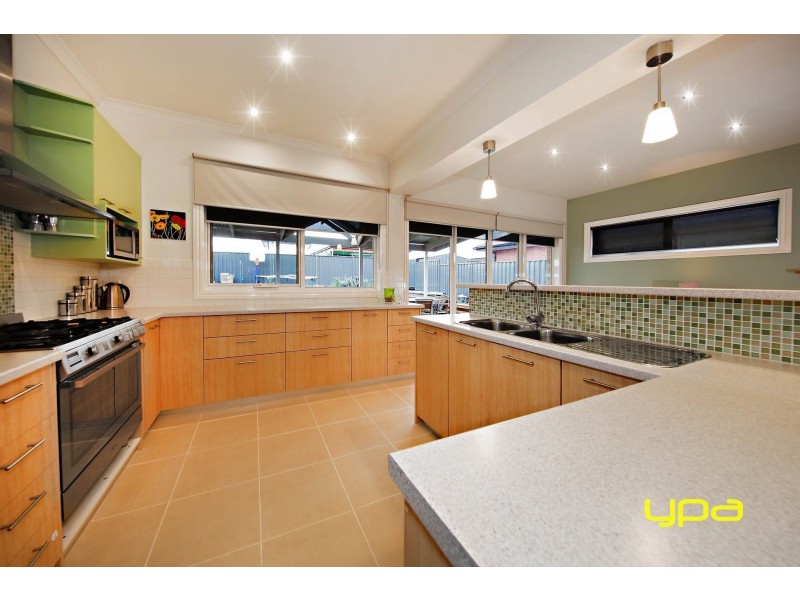 24 Olsen Retreat, Caroline Springs VIC 3023