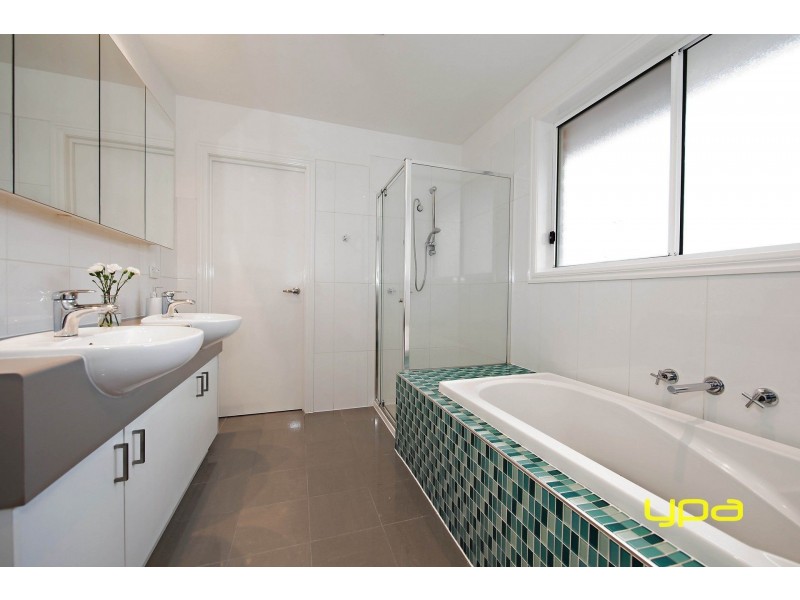 24 Olsen Retreat, Caroline Springs VIC 3023