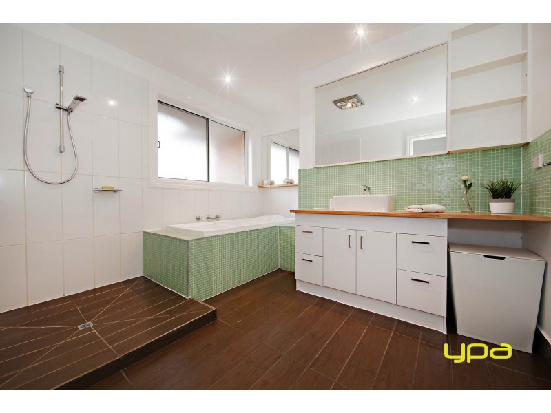 24 Olsen Retreat, Caroline Springs VIC 3023