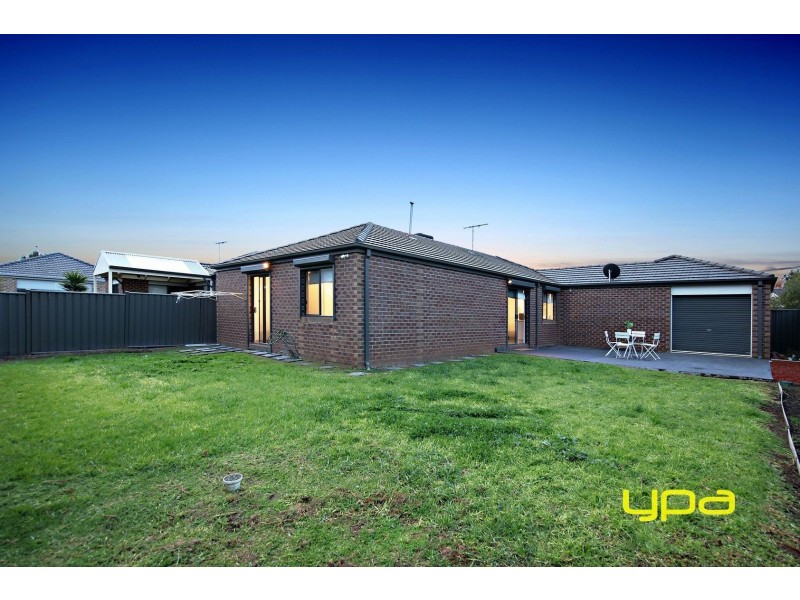 15 Cassan Way, Caroline Springs VIC 3023
