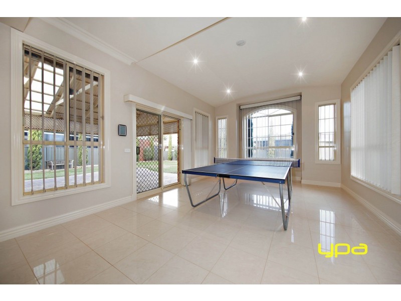 14 Bimbadeen Street, Burnside VIC 3023