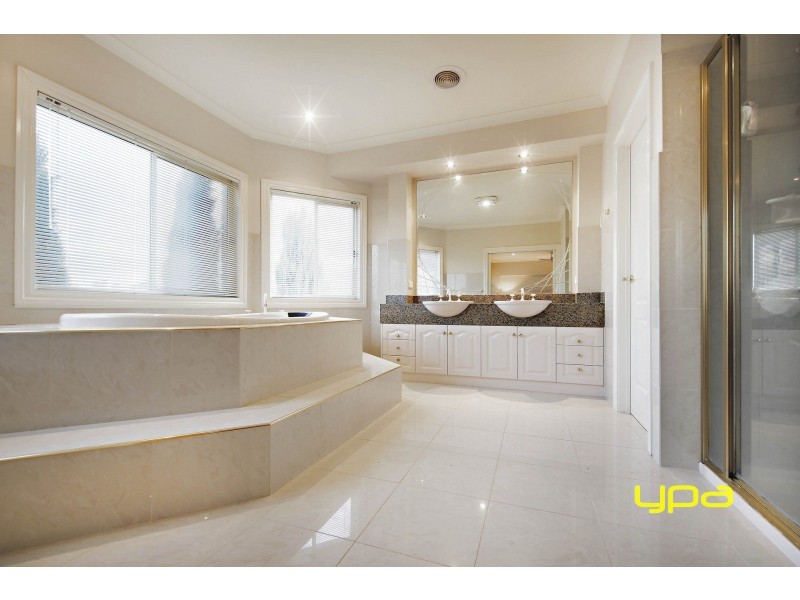 14 Bimbadeen Street, Burnside VIC 3023