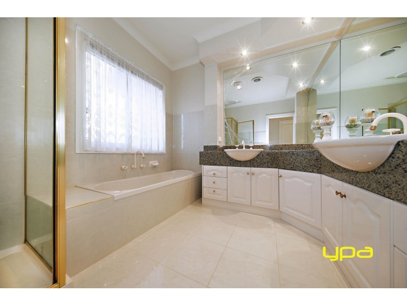 14 Bimbadeen Street, Burnside VIC 3023