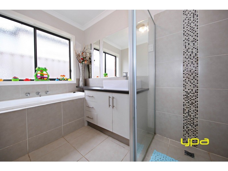 36 Daly Circuit, Caroline Springs VIC 3023