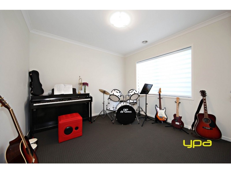 74 Lawson Way, Caroline Springs VIC 3023