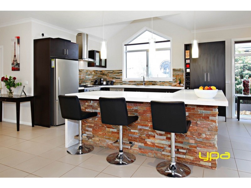 10 Catani Mews, Caroline Springs VIC 3023