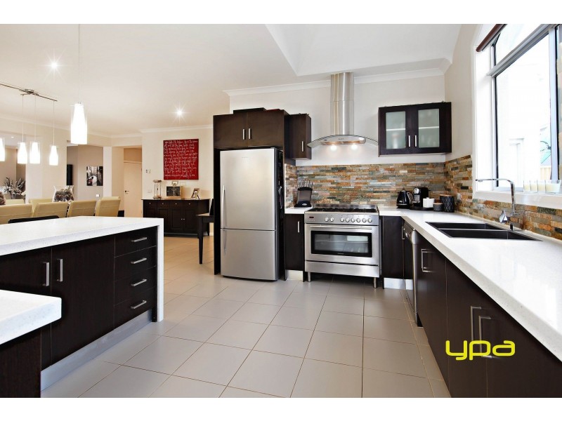 10 Catani Mews, Caroline Springs VIC 3023