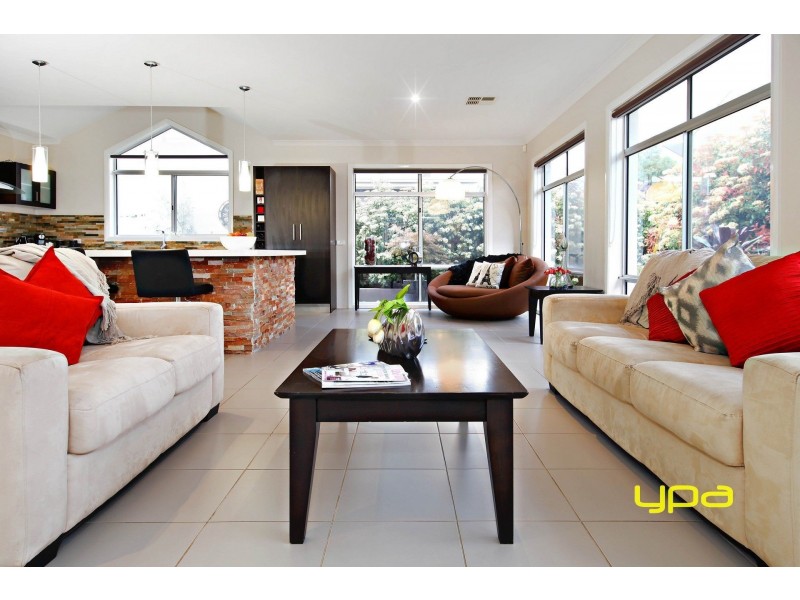 10 Catani Mews, Caroline Springs VIC 3023