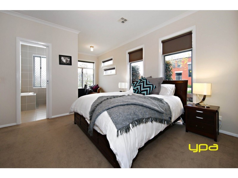 10 Catani Mews, Caroline Springs VIC 3023