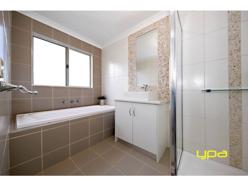 10 Catani Mews, Caroline Springs VIC 3023