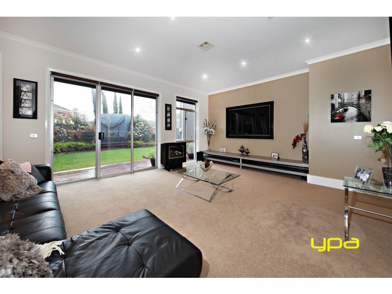 10 Catani Mews, Caroline Springs VIC 3023