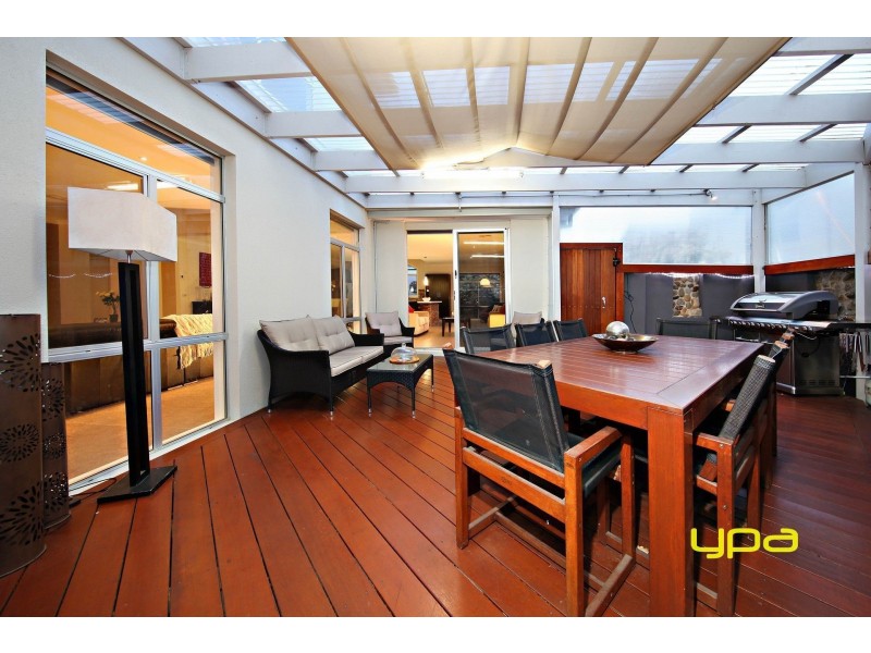 10 Catani Mews, Caroline Springs VIC 3023