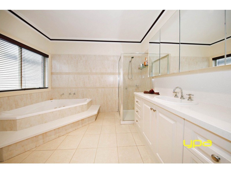 9 Lancelot Court, Hillside VIC 3037