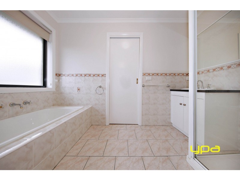 6 Englewood Court, Hillside VIC 3037