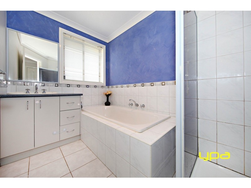 11 Strutt Place, Caroline Springs VIC 3023