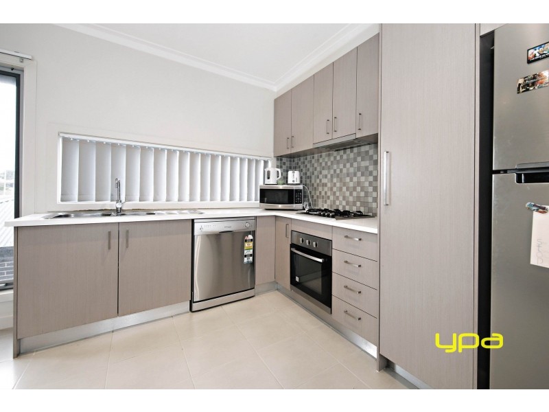 10/69-77 Lancefield Drive, Caroline Springs VIC 3023