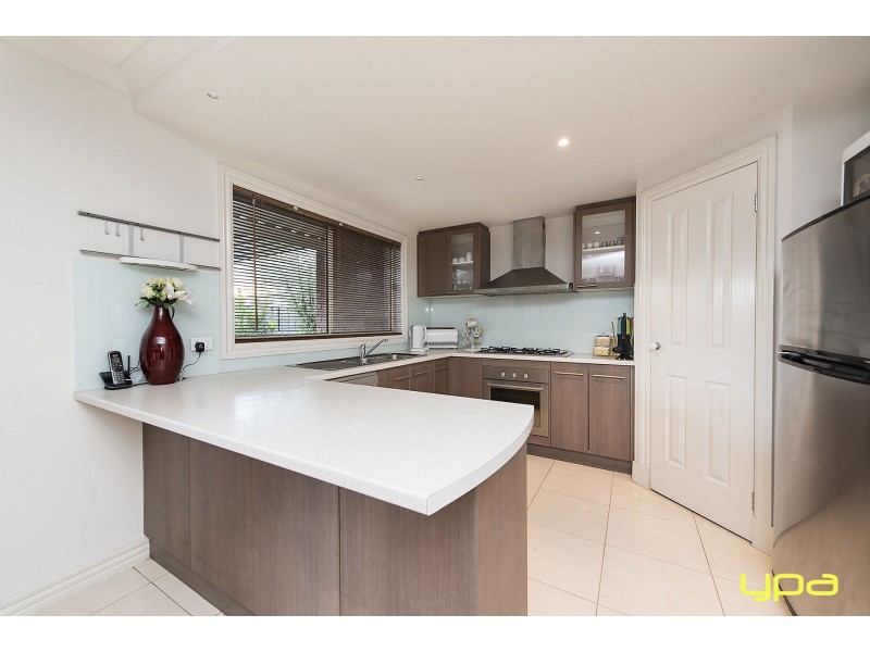 5 Cassan Way, Caroline Springs VIC 3023