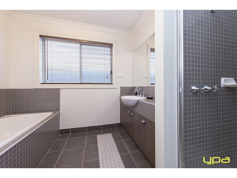 5 Cassan Way, Caroline Springs VIC 3023