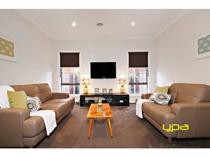 15 Mount Way, Caroline Springs VIC 3023