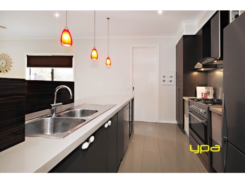 15 Mount Way, Caroline Springs VIC 3023