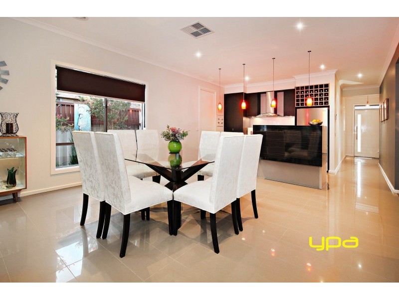 15 Mount Way, Caroline Springs VIC 3023