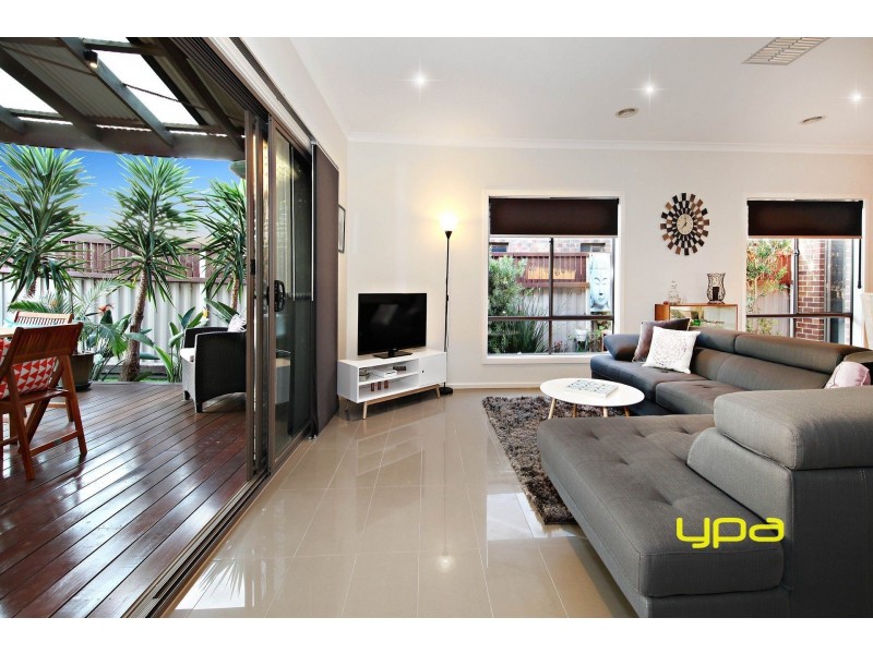 15 Mount Way, Caroline Springs VIC 3023