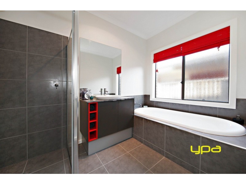 15 Mount Way, Caroline Springs VIC 3023