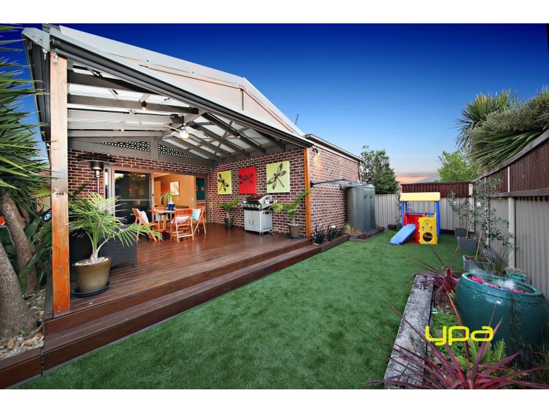 15 Mount Way, Caroline Springs VIC 3023