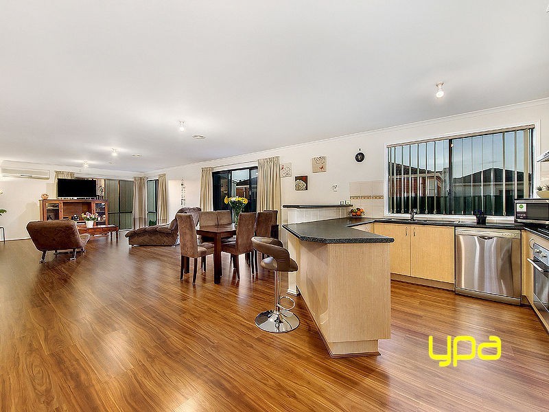 15 Strickland Crescent, Burnside VIC 3023